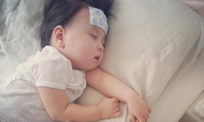 Sai lầm hay gặp của phụ huynh khi hạ sốt cho trẻ khiến bệnh càng thêm nặng