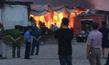 Cháy dữ dội trong đêm, 3 nhà xưởng của công ty Yakjin bị thiêu rụi