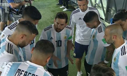 Bức ảnh gây sốt: Messi nói, dàn sao Argentina vây quanh lắng nghe