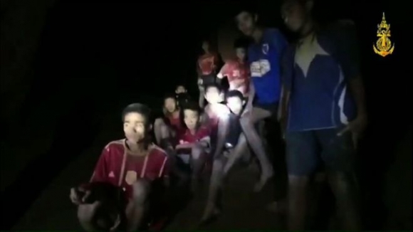 Đội bóng mất tích trong hang Thái Lan: Tìm thấy nhưng cứu ra kiểu gì? - 1