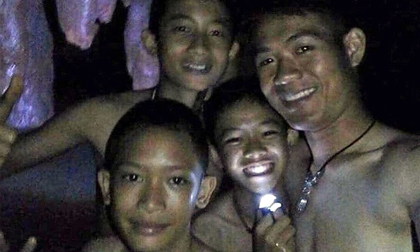 Những hình ảnh mới nhất về đội bóng Thái Lan mất tích trong hang động trên sóng truyền hình