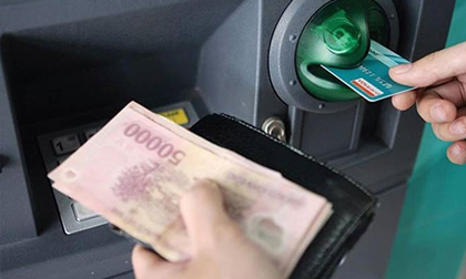 Tăng phí ATM nội mạng: Vì sao 'ông lớn' ngân hàng bị tuýt còi?