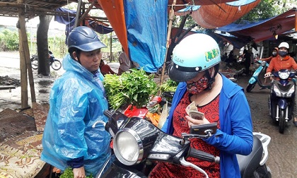 Nghệ An: Mưa lớn, ngập lụt, dân vớt rau bỏ đi, ở chợ giá đắt gấp 3