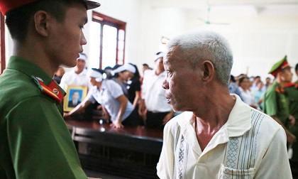 Ông cụ 70 tuổi òa khóc như một đứa trẻ giữa phiên tòa khi nghe cháu gọi 'ông ơi!'