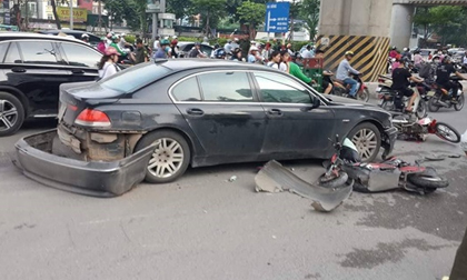 Nữ tài xế lái BMW đâm liên hoàn trên đường Hà Nội