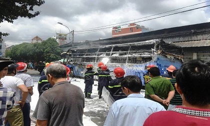 Xe khách cháy ngùn ngụt ở Tân Phú, người dân náo loạn