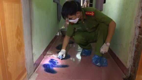 Công an thu thập bằng chứng tại hiện trường.