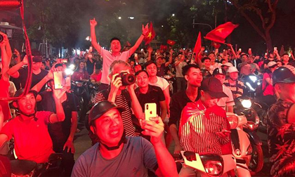 U23 Việt Nam lần đầu vào tứ kết ASIAD, người hâm mộ đổ ra đường xuyên đêm ăn mừng
