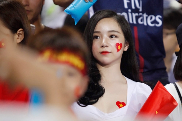 Nữ cổ động viên U23 Việt Nam được báo Hàn ca ngợi vì quá xinh - 1
