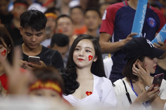 Nữ cổ động viên U23 Việt Nam được báo Hàn ca ngợi vì quá xinh - 3