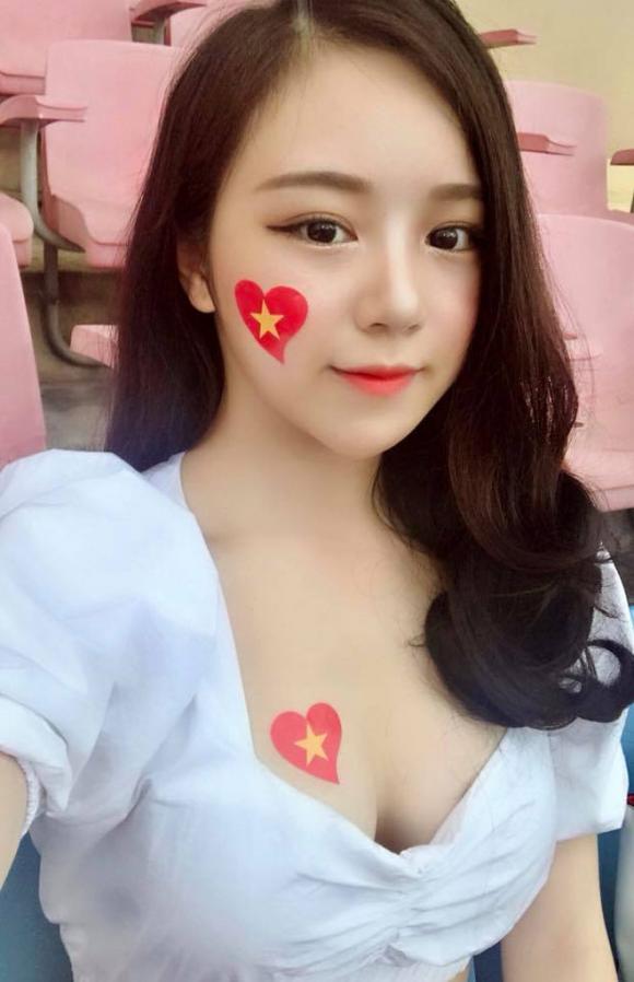 Nữ cổ động viên U23 Việt Nam được báo Hàn ca ngợi vì quá xinh - 7