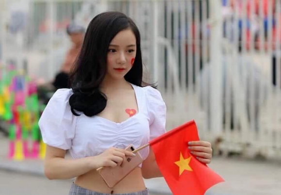 Nữ cổ động viên U23 Việt Nam được báo Hàn ca ngợi vì quá xinh - 6