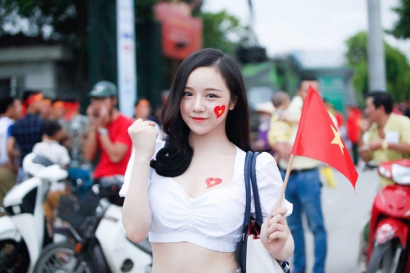 Nữ cổ động viên U23 Việt Nam được báo Hàn ca ngợi vì quá xinh - 4