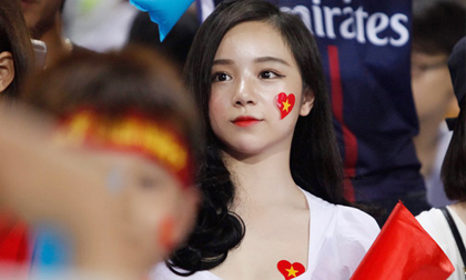 Nữ cổ động viên U23 Việt Nam được báo Hàn ca ngợi vì quá xinh