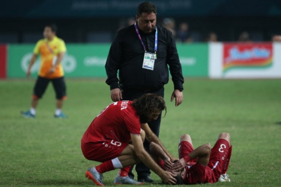 Áo đấu không có tên cầu thủ, chỉ in SYRIA và nỗi đau in hằn lên sân bóng