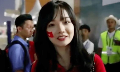 Nữ cổ động viên Việt Nam gây 'sốt' vì quá xinh xắn khi trả lời phỏng vấn đài Hàn Quốc