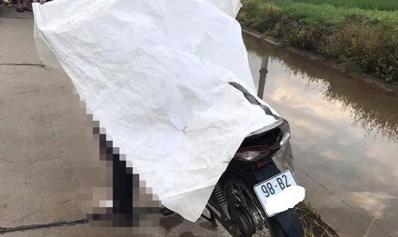 Bàng hoàng phát hiện nam thanh niên chết gục trên xe máy