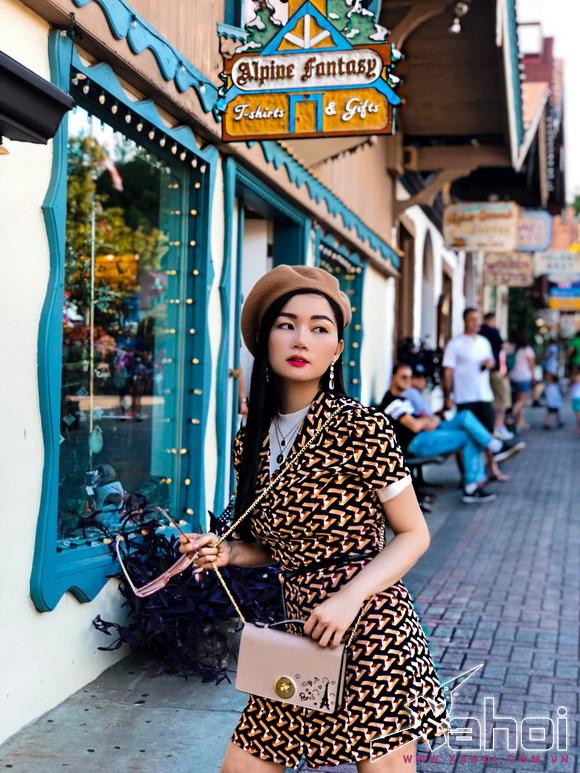 Angel Phạm đẹp thanh lịch khi dạo bước trên Helen Georgia của thập niên 60