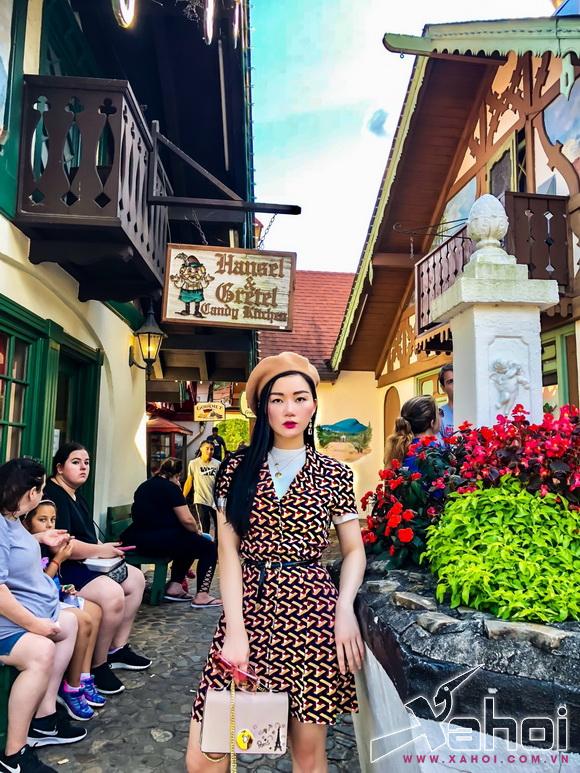 Angel Phạm đẹp thanh lịch khi dạo bước trên Helen Georgia của thập niên 60