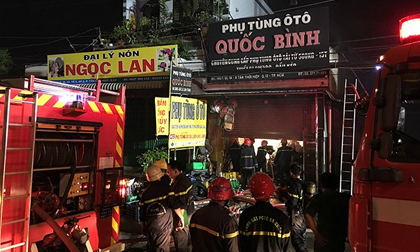 Cháy cửa hàng phụ tùng ô tô, Quốc lộ 1A kẹt cứng