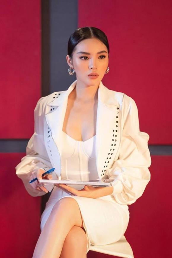 22 tuoi, hoa hau ky duyen giau co nao, kiem tien bac ty tu dau? - 2