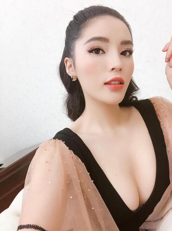 22 tuoi, hoa hau ky duyen giau co nao, kiem tien bac ty tu dau? - 1