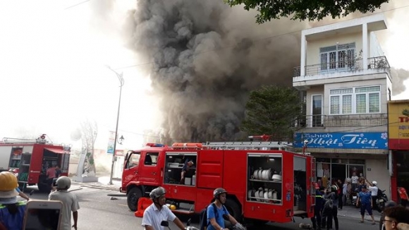 Cháy lớn quán bar ở trung tâm Đà Nẵng, khói đen bốc kín trời