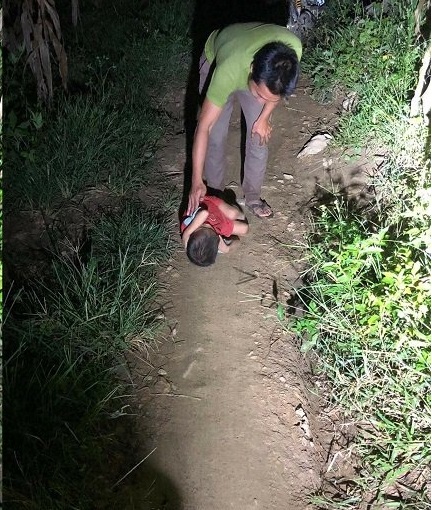 Bố mất, mẹ đi lấy chồng, bé trai ngủ co ro trên đường ở Hà Giang - 1