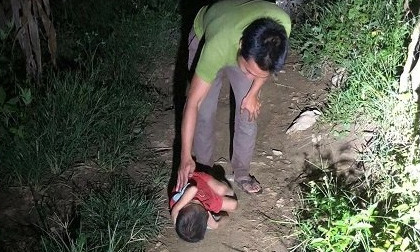 Bố mất, mẹ đi lấy chồng, bé trai ngủ co ro trên đường ở Hà Giang