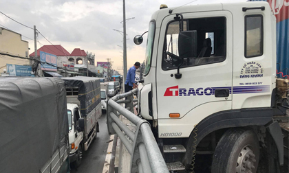 Nhiều người “rụng rời” khi xe container “đại náo” cầu vượt ở Sài Gòn