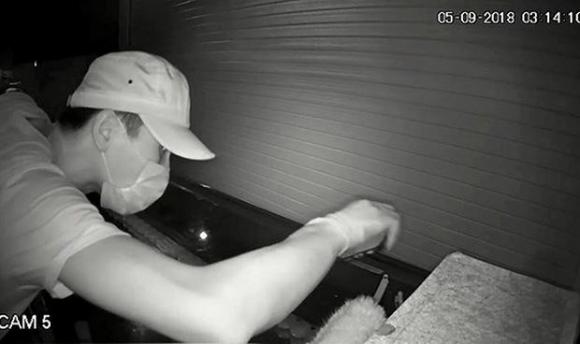 Treo thưởng 50 triệu đồng cho người nhận dạng tên trộm đột nhập tiệm vàng