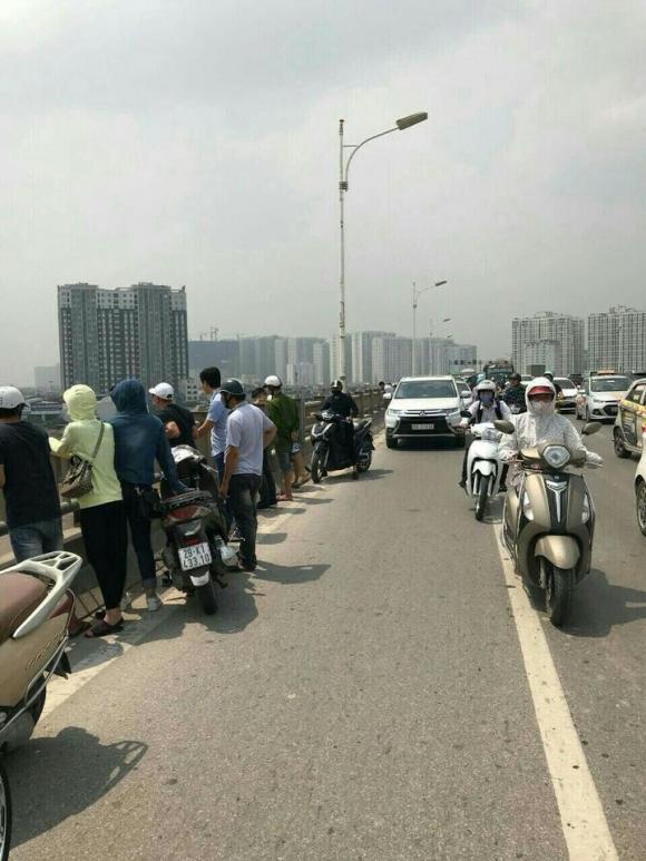ha noi nghi van me om con gai 8 thang tuoi nhay cau vinh tuy tu van
