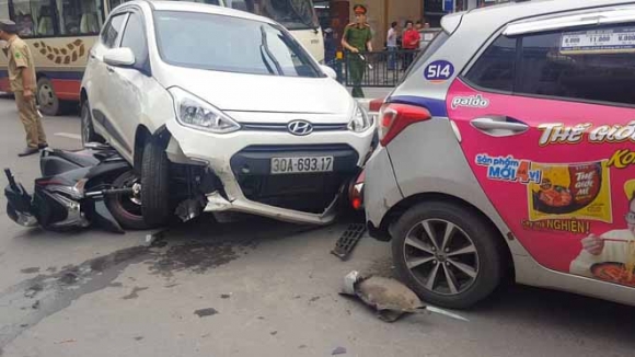 HN: 7 ô tô, xe máy đâm nhau trên phố Tôn Đức Thắng, nhiều người bị thương - 2