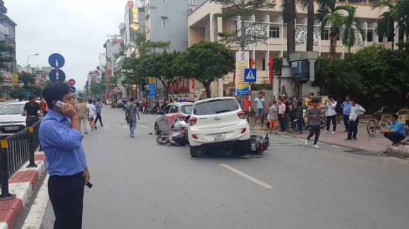 HN: 7 ô tô, xe máy đâm nhau trên phố Tôn Đức Thắng, nhiều người bị thương - 1