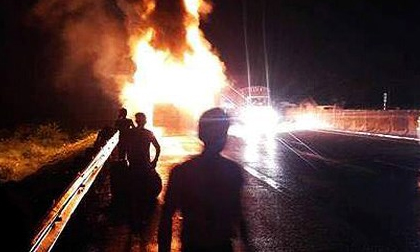 Ô tô bốc cháy ngùn ngụt giữa đêm trên Quốc lộ 1A
