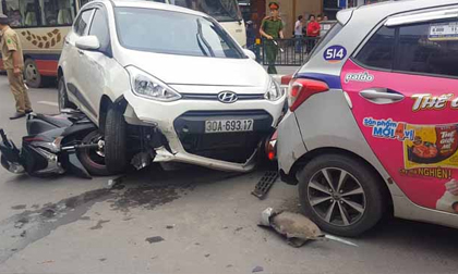 Hà Nội: 7 ô tô, xe máy đâm nhau trên phố Tôn Đức Thắng, nhiều người bị thương