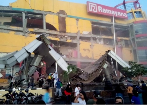 Một trung tâm thương mại ở Palu bị hư hại nặng sau trận động đất chiều 28-9. Ảnh: REUTERS