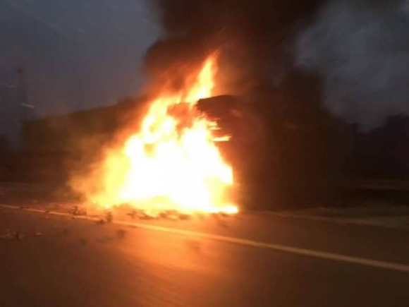 Hà Nội: Đang lưu thông trên cầu Thanh Trì, chiếc xe container bất ngờ bốc cháy dữ dội - Ảnh 2.