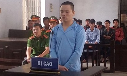 Lĩnh án 11 năm tù vì phóng dao khiến cha tử vong