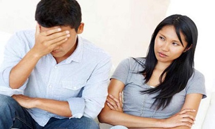 Mẹ bầu cay đắng phát hiện chồng ngoại tình với cô giáo của con từ chiếc túi xách để quên