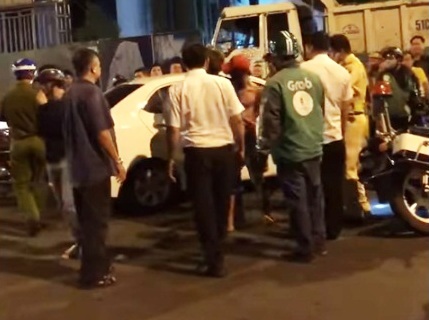 Màn truy bắt nghẹt thở nhóm đối tượng vứt súng và ma túy khỏi ô tô - 1