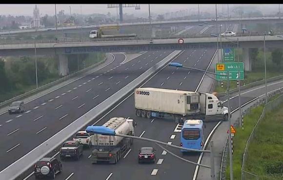 Phẫn nộ: Xe container chạy ngược chiều kiểu giết người trên cao tốc - 1