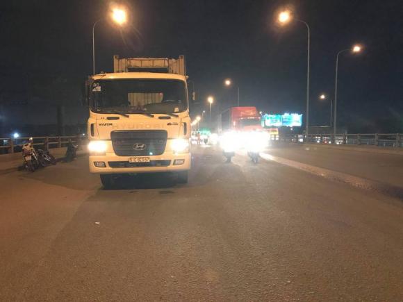 Hai người tử vong sau va chạm với xe container trên cầu - 2