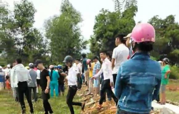  Tá hoả phát hiện người đàn ông chết trong tư thế treo cổ ở vườn keo