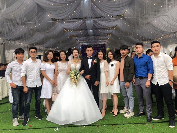 Cô dâu chú rể rạng rỡ trong đám cưới khủng, chi gần 1 tỷ đồng dựng rạp và mời cả ca sĩ Ngọc Sơn về biểu diễn