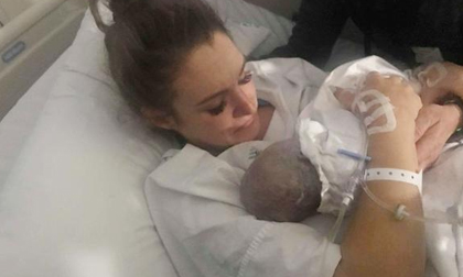 Mẹ trẻ ôm xác con trên tay khi vừa sinh vì hội chứng 'chết người' bà bầu nào cũng sợ