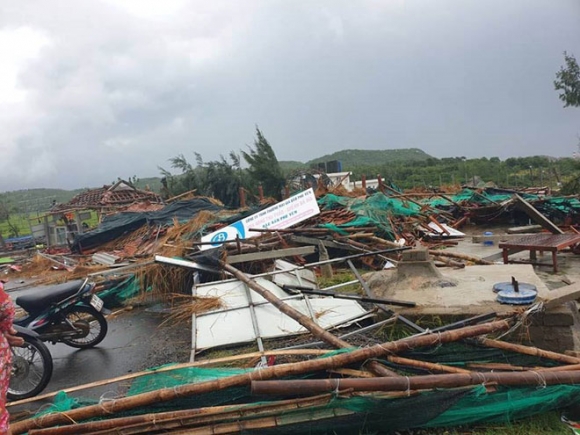 Phú Yên: Lốc bất ngờ ập xuống Gành Đá Dĩa, hàng chục du khách bị thương - 2