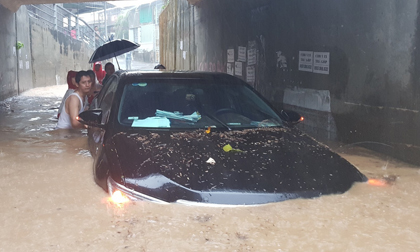 Ngập lụt kinh hoàng ở TP.Nha Trang: Ô tô 'bơi' như tàu ngầm, đồ vật trong nhà chìm trong biển nước