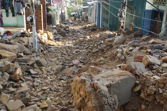 Nước lũ như “sóng thần” ở Nha Trang: Thoát chết nhờ lỗ thủng mái tôn - 2