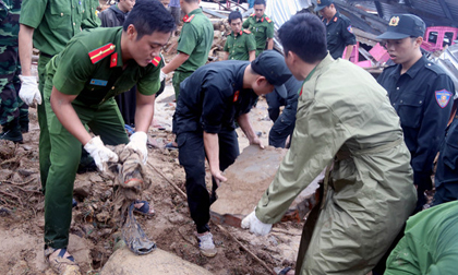 Dùng tay bới đất đá tìm nạn nhân bị vùi sau trận lở núi ở Nha Trang